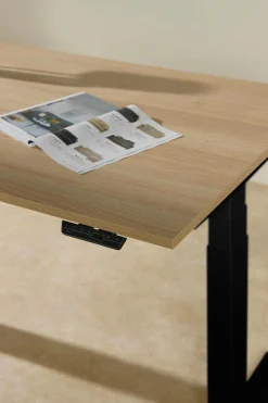 MAKIBA Bureau électrique assis-debout ergonomique Marley - Plateau Bois Clair/Pieds Noirs - 120 x 70 cm