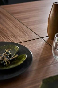 Table à manger carrée décor bois et noir pied central 6 personnes Dusk - Noyer/Noir